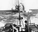 Navio de guerra brasileiro atacando submarino alemão em 1944