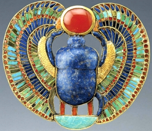 Foto de uma joia egípcia mostrando um besouro escaravelho