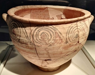 Espécie de vaso de cerâmica com pinturas feitas pelos filisteus