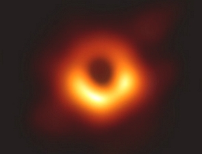 Imagem de um buraco negro de formato circular de cor alaranjada