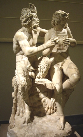 Escultura mostrando Pã ensinando a ninfa Dafne a tocar flauta