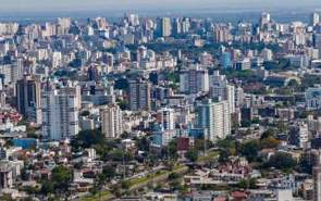 Vista aérea da cidade de Porto Alegre mostrando muitos prédios