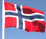 Bandeira da Noruega hasteada em Oslo, capital do país