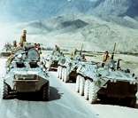 Soldados e tanques soviéticos na Guerra do Afeganistão