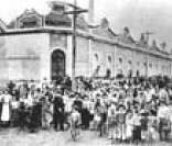 Operários em frente a uma indústria paulista do final do século XIX