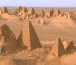 Ruínas de pirâmides de Meroe do Reino de Cuxe