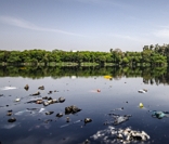 Foto de rio poluído: ameaça ao meio ambiente