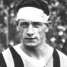 Luigi Bertolini: faixas na cabeça para se proteger das costuras da bola (Copa de 1934)
