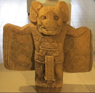 Est&aacute;tua de um morcego representando uma criatura mitol&oacute;gica maia