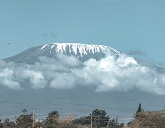 Foto do Monte Kilimanjaro na &Aacute;frica, com neve no topo