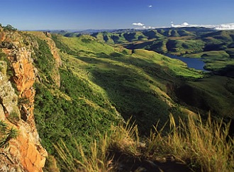 Foto de uma paisagem com montanhas, cobertas por vegeta&ccedil;&atilde;o e &aacute;rvores