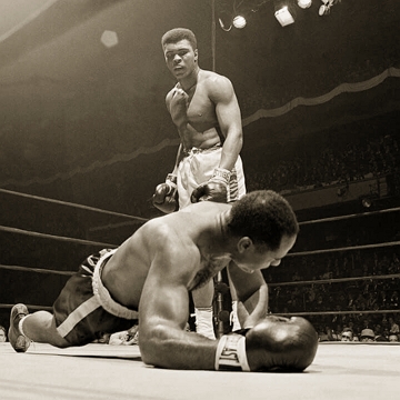 Muhammad Ali, ap&oacute;s nocautear advers&aacute;rio em 1967