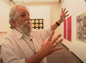 Foto do artista pl&aacute;stico brasileiro Nelson Leirner numa exposi&ccedil;&atilde;o com suas obras
