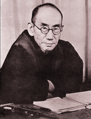 Foto de um filósofo japonês chamado Nishida Kitaro, homem de meia idade, calvo, com óculos