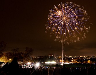 Fogos de artificios numa noite de festas