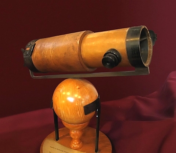 R&eacute;plica do telesc&oacute;pio criado por Newton