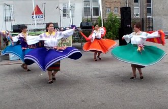 Foto de dan&ccedil;arina de Sanjuanito com vestidos coloridos