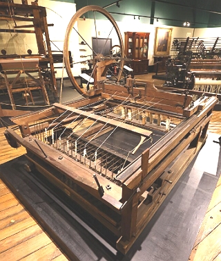 M&aacute;quina de tear da &eacute;poca da Revolu&ccedil;&atilde;o Industrial