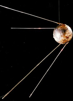 Foto de uma r&eacute;plica do Sputnik 1