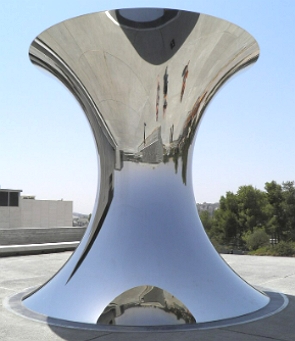 Escultura em forma de trof&eacute;u prateado num local aberto