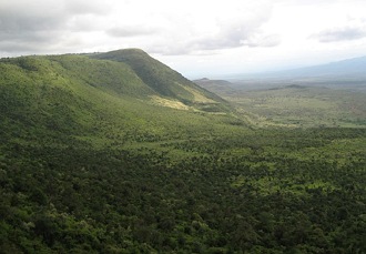 Foto de uma regi&atilde;o de vale com montanhas ao lado