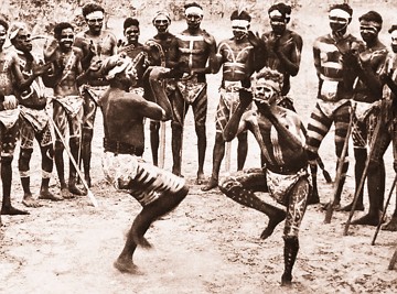 Foto antiga mostrando abor&iacute;genes dan&ccedil;ando