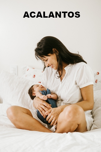 M&atilde;e com beb&ecirc; no colo