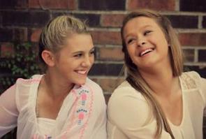 Duas adolescentes sorrindo
