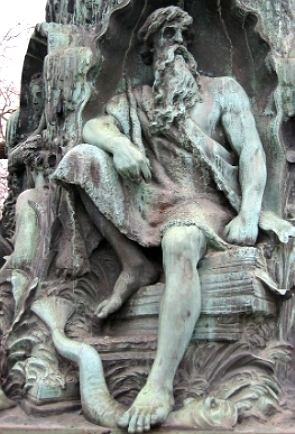 Escultura representando o deus n&oacute;rdico Aegir. Homem de barba grande usando uma t&uacute;nica.