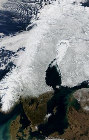 Imagem aérea da Península Escandinava no inverno