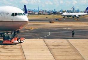 Foto de um aeroporto e aviões