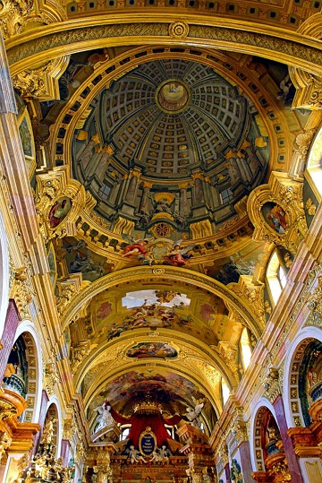 Foto da c&uacute;pula da Igreja Jesu&iacute;ta em Viena com afrescos de Andrea Pozzo