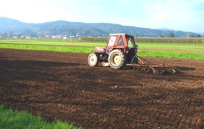Trator numa fazenda italiana