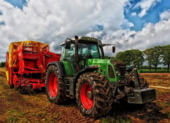 Uso de tratores: uma das características da agricultura intensiva