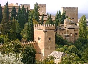 Foto externa do palácio de Alhambra mostrandoa as torres