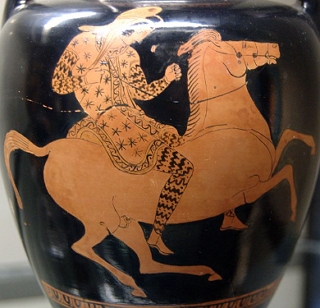 Pintura de vaso grego mostrando uma amazona montada em seu cavalo