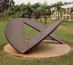 Escultura de Amilcar de Castro no Jardim das Esculturas do MAC-USP