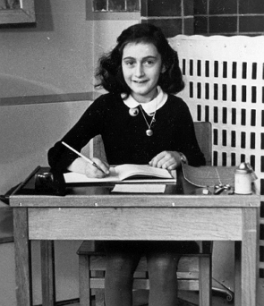 Foto em preto e branco de Anne Frank na escola