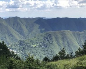 Foto de uma montanha com nuvens no céu