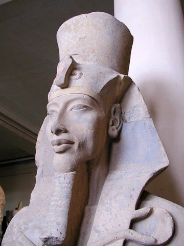Escultura do Fara&oacute; Aquen&aacute;ton
