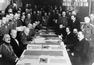 Foto com os participantes do Armist&iacute;cio Russo-Germ&acirc;nico