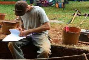 Arqueólogo trabalhando num sitio arqueológico