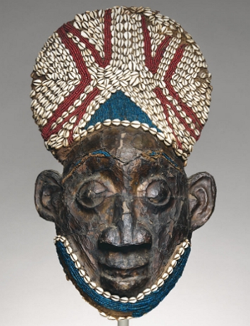Escultura africana com adorno de b&uacute;zios