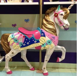 Unicórnio colorido, exemplo de arte Kitsch