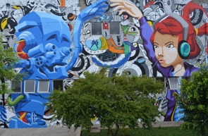 Grafite na parede de um edif&iacute;cio mostrando uma mulher com fone de ouvido