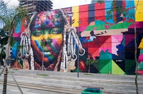 Muro com pintura de uma mulher