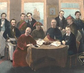 Pintura mostrando homens chineses e brit&acirc;nicos numa mesa com papeis. Outros homens est&atilde;o na imagem na parte de tr&aacute;s e em p&eacute;.
