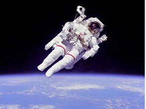 Foto de um astronauta no espaço