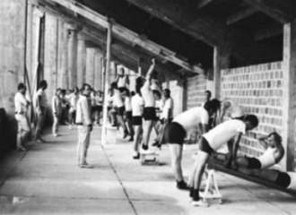 Foto de alunos fazendo uma aula de educa&ccedil;&atilde;o f&iacute;sica nos anos 1970