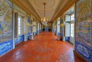 Parte interna do Pal&aacute;cio Nacional de Queluz mostrando paredes decoradas com azulejos